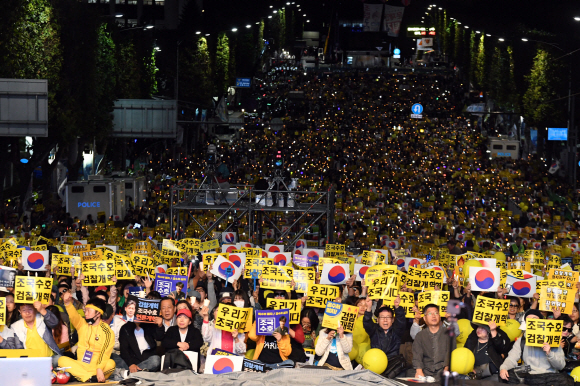 5일 서울 서초동 중앙지검 인근 반포대로에서 조국 수호 검찰개혁을 요구하는 집회가 열리고 있다. 2019.10.5  정연호 기자 tpgod@seoul.co.kr