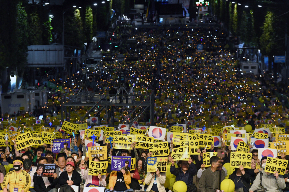 5일 서울 서초동 중앙지검 인근 반포대로에서 조국 수호 검찰개혁을 요구하는 집회가 열리고 있다. 2019.10.5  정연호 기자 tpgod@seoul.co.kr