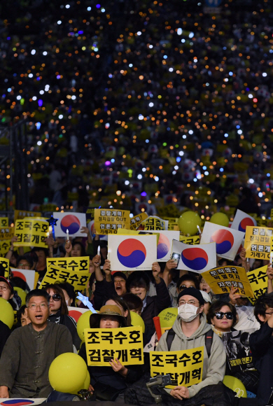 5일 서울 서초동 중앙지검 인근 반포대로에서 조국 수호 검찰개혁을 요구하는 집회가 열리고 있다. 2019.10.5  정연호 기자 tpgod@seoul.co.kr