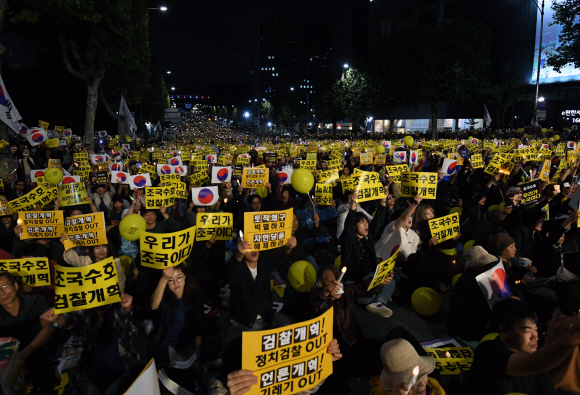 5일 서울 서초동 중앙지검 인근 반포대로에서 조국 수호 검찰개혁을 요구하는 집회가 열리고 있다. 2019.10.5  정연호 기자 tpgod@seoul.co.kr