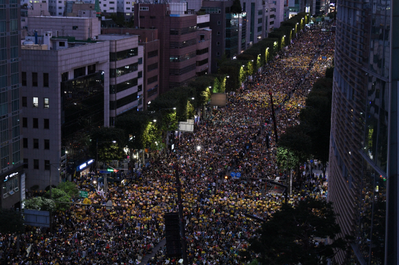 5일 서울 서초동 중앙지검 인근 반포대로에서 조국 수호 검찰개혁을 요구하는 집회가 열리고 있다. 2019.10.5  정연호 기자 tpgod@seoul.co.kr