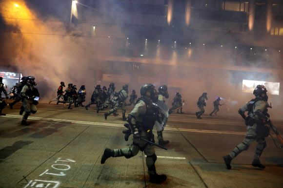 홍콩 수반 캐리 람 행정장관이 복면금지법을 포함한 긴급법 발동을 선포한 뒤인 4일 경찰이 코즈웨이베이 전철역 주변에서 시위대를