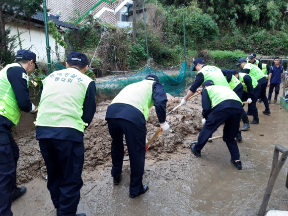 휴일인 6일 동해경찰서 직원 등이 제18호 태풍 ‘미탁’으로 피해가 난 삼척시 초곡마을에서 토사 제거 등 수해복구 활동을 하고 있다. 2019.10.6  동해경찰서 제공