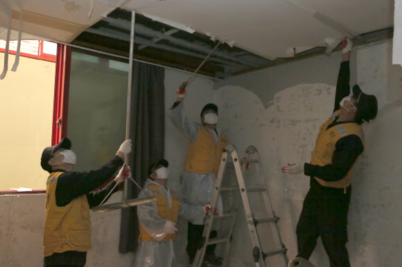 휴일인 6일 강릉경찰서 직원 등이 제18호 태풍 ‘미탁’으로 피해가 난 강릉시 경포 진안상가에서 물에 젖은 벽지·장판 제거, 천장 합판 제거 등 수해복구 활동을 하고 있다. 2019.10.6  강릉경찰서 제공