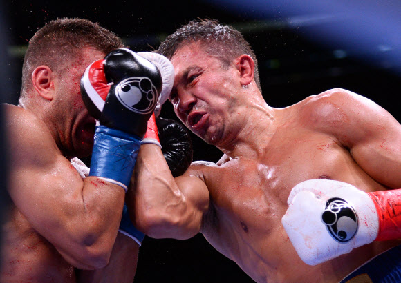 게나디 골로프킨(오른쪽)이 5일(현지시간) 미국 뉴욕의 메디슨 스퀘어 가든에서 열린 국제복싱연맹(IBF) 미들급 타이틀전에서 세르기 데레비안첸코와 혈전을 벌이고 있다. USA TODAY Sports 연합뉴스