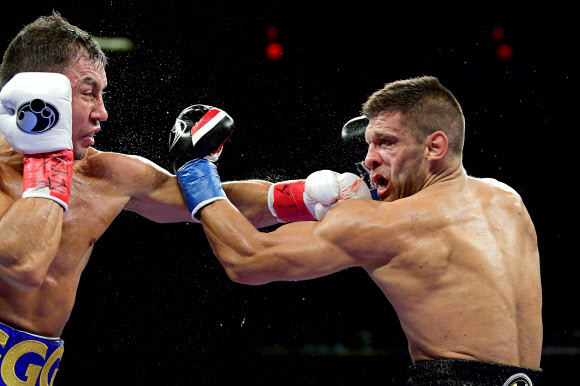 게나디 골로프킨이 5일(현지시간) 미국 뉴욕의 메디슨 스퀘어 가든에서 열린 국제복싱연맹(IBF) 미들급 타이틀전에서 세르기 데레비안첸코와 혈전을 벌이고 있다. 게티/AFP 연합뉴스
