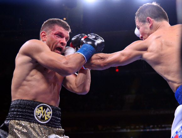 게나디 골로프킨(오른쪽)이 5일(현지시간) 미국 뉴욕의 메디슨 스퀘어 가든에서 열린 국제복싱연맹(IBF) 미들급 타이틀전에서 세르기 데레비안첸코와 혈전을 벌이고 있다. USA TODAY Sports 연합뉴스