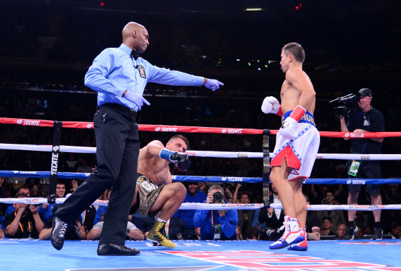 게나디 골로프킨이 5일(현지시간) 미국 뉴욕의 메디슨 스퀘어 가든에서 열린 국제복싱연맹(IBF) 미들급 타이틀전에서 세르기 데레비안첸코와 혈전을 벌이고 있다. USA TODAY Sports 연합뉴스