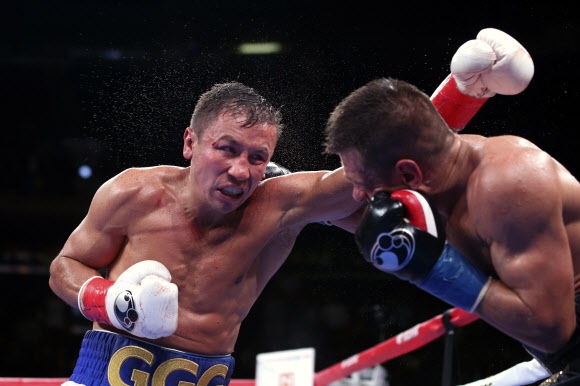 게나디 골로프킨(왼쪽)이 5일(현지시간) 미국 뉴욕의 메디슨 스퀘어 가든에서 열린 국제복싱연맹(IBF) 미들급 타이틀전에서 세르기 데레비안첸코와 혈전을 벌이고 있다. AP 연합뉴스