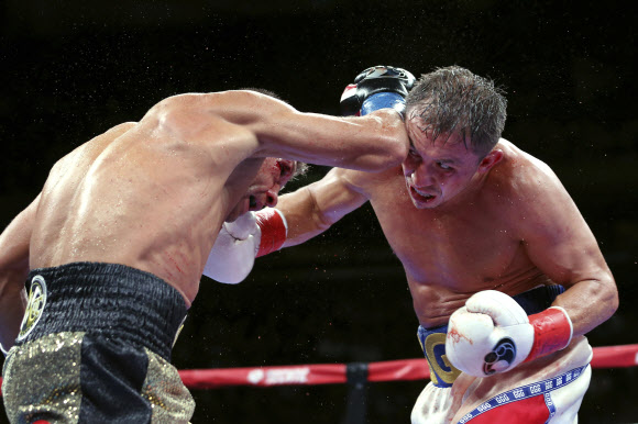 게나디 골로프킨(왼쪽)이 5일(현지시간) 미국 뉴욕의 메디슨 스퀘어 가든에서 열린 국제복싱연맹(IBF) 미들급 타이틀전에서 세르기 데레비안첸코와 혈전을 벌이고 있다. AP 연합뉴스