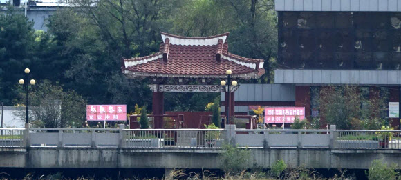 북한과 중국의 수교 70주년 기념일인 6일 북중 접경지역인 북한 신의주 지역에 ‘조중 외교관계 설정 70돌’, ‘조중 친선’이라고 적힌 플래카드가 눈에 띈다. 2019.10.6  연합뉴스