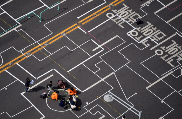 6일 서울 광화문에서 열린 서울거리예술축제 파이프시티에서 시민들이 도로위에 파이프형상을 그리고 있다. 2019.10.6 박지환기자 popocar@seoul.co.kr