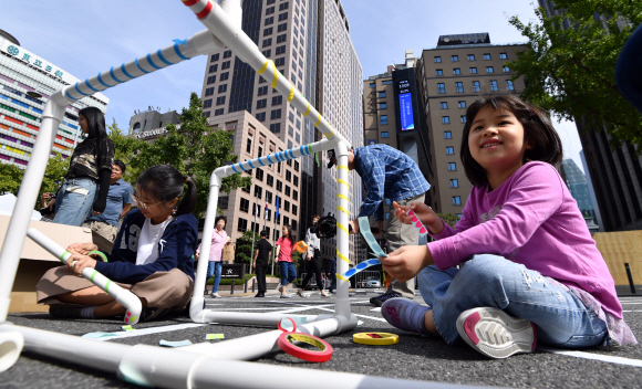 6일 서울 광화문에서 열린 서울거리예술축제 파이프시티에서 어린이들이 파이프를 이용한 조형물을 만들고 있다. 2019.10.6 박지환기자 popocar@seoul.co.kr