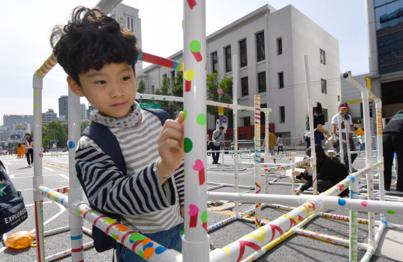 6일 서울 광화문에서 열린 서울거리예술축제 파이프시티에서 어린이들이 파이프를 이용한 조형물을 만들고 있다. 2019.10.6 박지환기자 popocar@seoul.co.kr