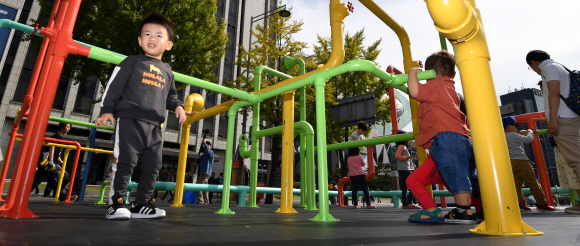6일 서울 광화문에서 열린 서울거리예술축제 파이프시티에서 어린이들이 파이프를 이용한 놀이터에서 즐거운 시간을 보내고 있다.  2019.10.6 박지환기자 popocar@seoul.co.kr