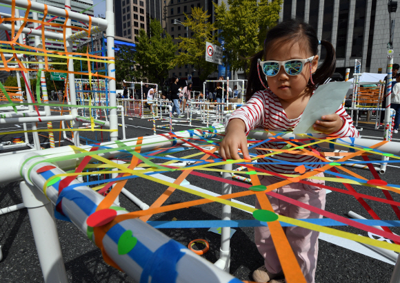 6일 서울 광화문에서 열린 서울거리예술축제 파이프시티에서 어린이들이 파이프를 이용한 조형물을 만들고 있다. 2019.10.6 박지환기자 popocar@seoul.co.kr