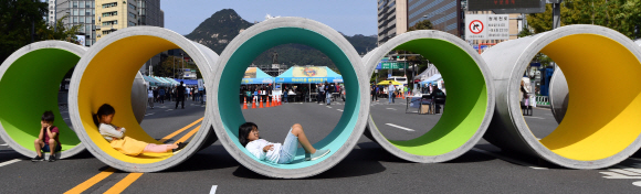 6일 서울 광화문에서 열린 서울거리예술축제 파이프시티에서 어린이들이 파이프를 이용한 놀이터에서 즐거운 시간을 보내고 있다.  2019.10.6 박지환기자 popocar@seoul.co.kr