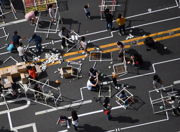 6일 서울 광화문에서 열린 서울거리예술축제의 파이프시티에서 시민들이 파이프를 이용한 조형물을 만들고 있다. 2019.10.6 박지환기자 popocar@seoul.co.kr