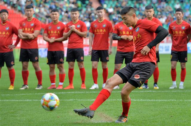 6일 경북 포항시 남구 스틸야드에서 열린 프로축구 하나원큐 K리그1 2019 포항 스틸러스 대 울산 현대의 경기 하프 타임 때 열린 해병대 1사단 축구 대표팀과 포항제철중학교와의 승부차기 경기에서 해병대 킥커로 나선 샤이니 최민호가 슛을 날리고 있다. 2019.10.6 뉴스1