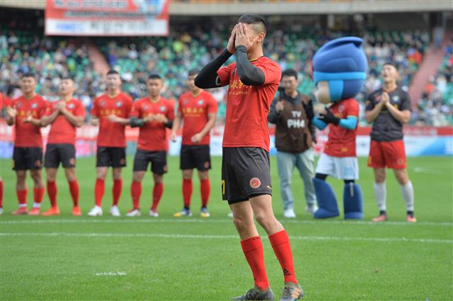 6일 경북 포항시 남구 스틸야드에서 열린 프로축구 하나원큐 K리그1 2019 포항 스틸러스 대 울산 현대의 경기 하프 타임 때 열린 해병대 1사단 축구 대표팀과 포항제철중학교와의 승부차기 경기에서 해병대 킥커로 나선 샤이니 최민호가 실패한 후 아쉬워하고 있다. 2019.10.6 뉴스1