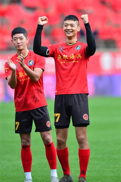 6일 경북 포항시 남구 스틸야드에서 열린 프로축구 하나원큐 K리그1 2019 포항 스틸러스 대 울산 현대의 경기 하프 타임 때 열린 해병대 1사단 축구 대표팀과 포항제철중학교와의 승부차기 경기에서 해병대 킥커로 나선 샤이니 최민호 일병이 골키퍼가 슛을 막아내자 주먹을 불끈 쥐고 있다. 2019.10.6 뉴스1