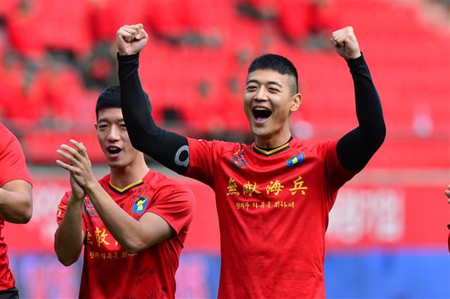 6일 경북 포항시 남구 스틸야드에서 열린 프로축구 하나원큐 K리그1 2019 포항 스틸러스 대 울산 현대의 경기 하프 타임 때 열린 해병대 1사단 축구 대표팀과 포항제철중학교와의 승부차기 경기에서 해병대 킥커로 나선 샤이니 최민호가 골키퍼가 슛을 막아내자 주먹을 불끈 쥐고 있다. 2019.10.6 뉴스1