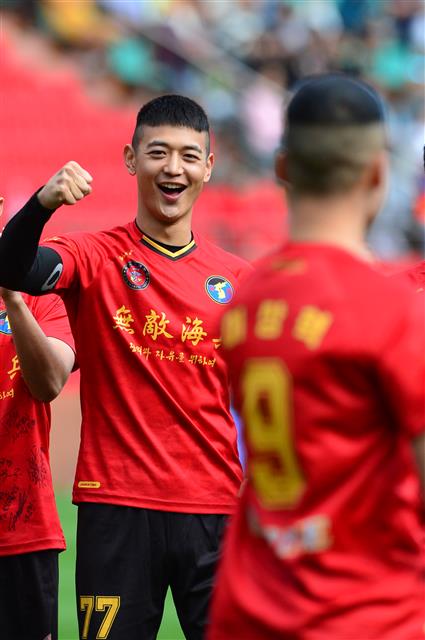 6일 경북 포항시 남구 스틸야드에서 열린 프로축구 하나원큐 K리그1 2019 포항 스틸러스 대 울산 현대의 경기 하프 타임 때 열린 해병대 1사단 축구 대표팀과 포항제철중학교와의 승부차기 경기에서 해병대 킥커로 나선 샤이니 최민호가 골을 넣은 전우에게 축하해 주고 있다. 2019.10.6 뉴스1