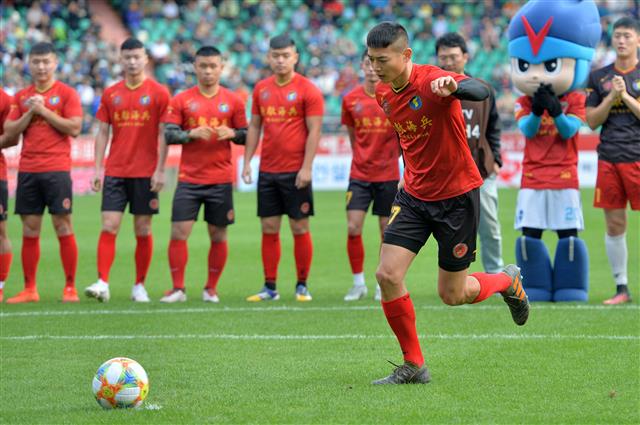 6일 경북 포항시 남구 스틸야드에서 열린 프로축구 하나원큐 K리그1 2019 포항 스틸러스 대 울산 현대의 경기 하프 타임 때 열린 해병대 1사단 축구 대표팀과 포항제철중학교와의 승부차기 경기에서 해병대 킥커로 나선 샤이니 최민호가 준비하고 있다. 2019.10.6 뉴스1