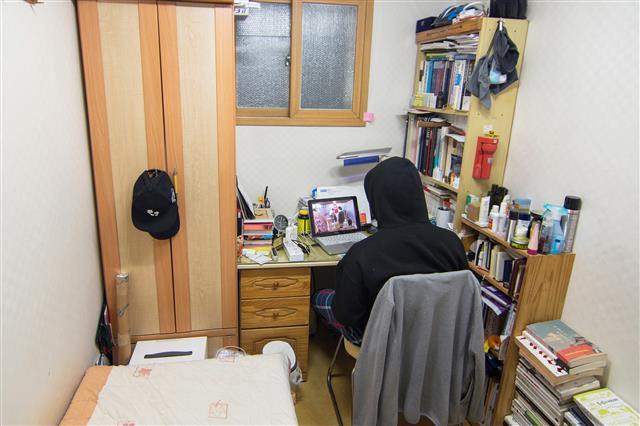 한 직장인이 6.6㎡의 고시원에서 일하고 있는 모습. 서울신문 DB