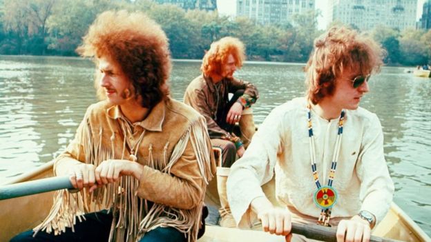 록 그룹 크림의 세 멤버가 1968년 해산 고별 무대를 갖기 얼마 전 뉴욕 센트럴 파크에서 망중한을 즐기고 있다. 왼쪽부터 에릭 클랩튼, 진저 베이커, 잭 브루스. AFP 자료사진