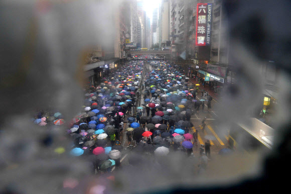 홍콩의 빗속 시위