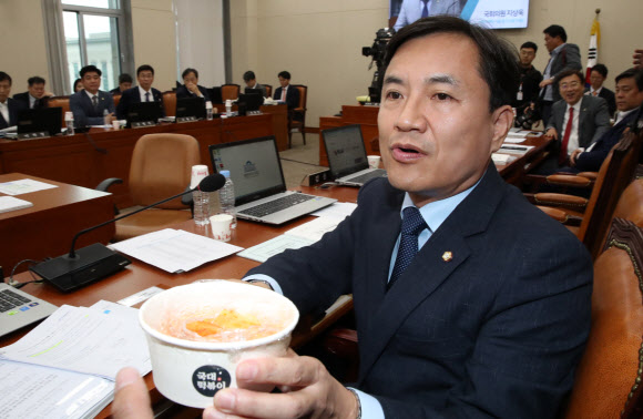 국감장에 등장한 떡볶이