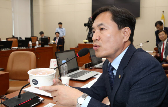 국정감사장에 등장한 떡볶이