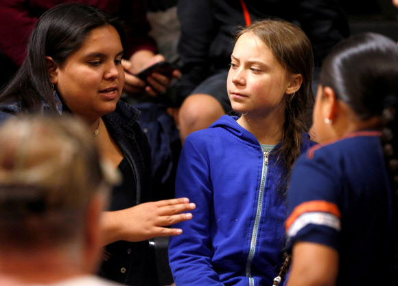 16세 스웨덴 출신 환경운동가 그레타 툰베리가 6일(현지시간) 미국 사우스다코타주 파인리지에서 레드 클라우드 인디언 스쿨 학생이자 환경운동가인 토카타 아이론 아이즈와 대화를 나누고 있다. 로이터 연합뉴스