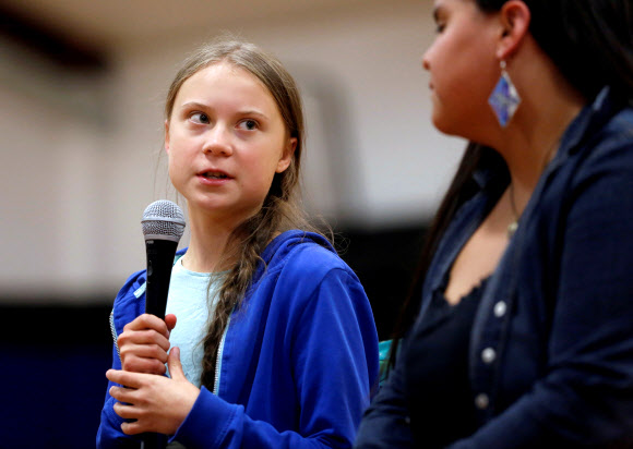 16세 스웨덴 출신 환경운동가 그레타 툰베리가 6일(현지시간) 미국 사우스다코타주 파인리지에서 레드 클라우드 인디언 스쿨 학생이자 환경운동가인 토카타 아이론 아이즈와 대화를 나누고 있다. 로이터 연합뉴스