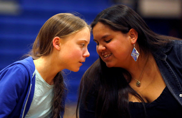 16세 스웨덴 출신 환경운동가 그레타 툰베리가 6일(현지시간) 미국 사우스다코타주 파인리지에서 레드 클라우드 인디언 스쿨 학생이자 환경운동가인 토카타 아이론 아이즈와 대화를 나누고 있다. 로이터 연합뉴스