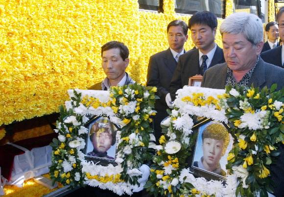 3월26일 오전 대구 경북대병원 영안실에서 치뤄진 성서 개구리소년 합동영결식에서 어린이 부모들이 영정을 앞세우고 운구하고 있다. 2004.03.26 국회사진기자단  서울신문DB