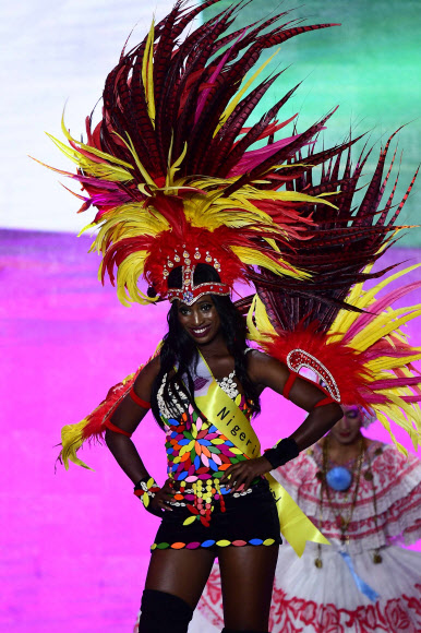 6일(현지시간) 중국 산둥반도 칭다오시에서 열린 ‘Miss Tourism World 2019’ 글로벌 파이널에서 참가자들이 전통 의상을 선보이고 있다. 신화 연합뉴스