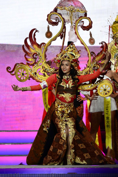 6일(현지시간) 중국 산둥반도 칭다오시에서 열린 ‘Miss Tourism World 2019’ 글로벌 파이널에서 참가자들이 전통 의상을 선보이고 있다. 신화 연합뉴스