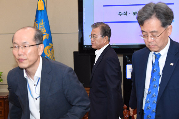 문재인 대통령이 7일 오후 청와대 여민관에서 열린 수석 보좌관 회의에서 자리로 향하고 있다. 2019. 10.07. 도준석 기자pado@seoul.co.kr