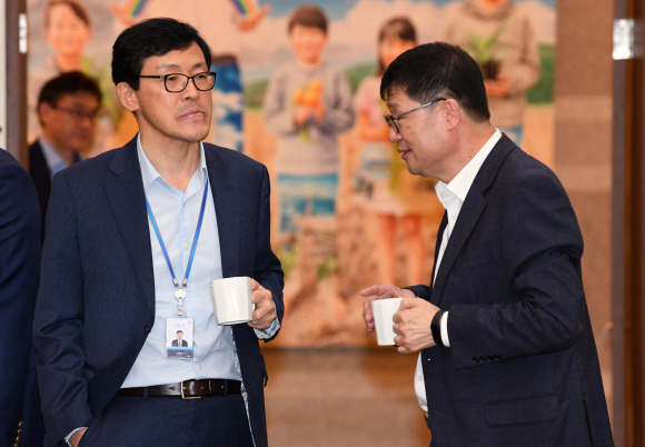 청와대 이호승 경제수석(왼쪽)과 황덕순 일자리수석이 7일 오후 청와대에서 열린 수석?보좌관회의에 앞서 대화를 나누고 있다. 2019. 10.07. 도준석 기자pado@seoul.co.kr