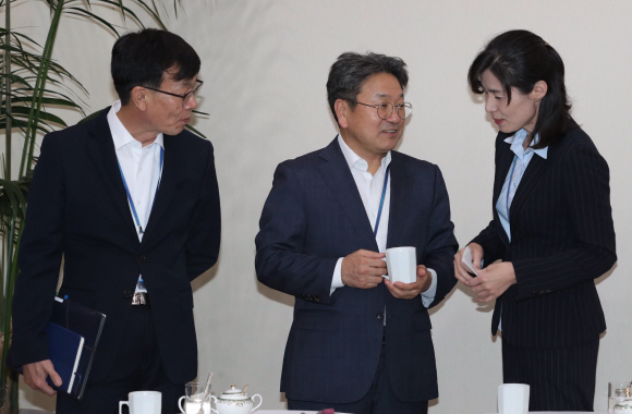 <청와대>수보회의/ 7일 청와대 여민관에서 열린 수석 보좌관, 비서관 회의에 김외숙 인사수석, 강기정 정무수석, 김상조 정책실장(오른쪽부터)이 이야기를 나누고 있다. 2019. 10.07. 도준석 기자pado@seoul.co.kr