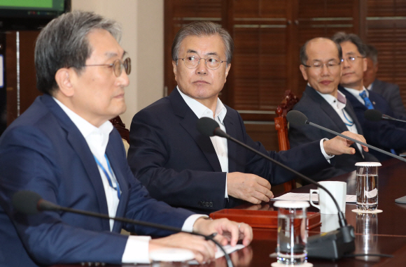 <청와대>수보회의/ 문재인 대통령이 7일 청와대 여민관에서 열린 수석 보좌관, 비서관 회의에 자리에 앉고 있다. 2019. 10.07. 도준석 기자pado@seoul.co.kr