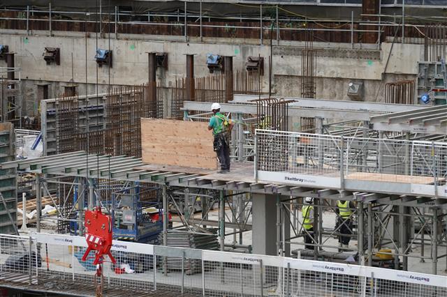 지난달 3일 영국 런던 켄싱턴·첼시구에 있는 한 건설현장의 모습. 노동자 허리보다 높은 안전난간이 빼곡히 설치돼 있다. 아직 난간이 만들어지지 않은 곳에서는 노동자가 안전고리가 달린 안전벨트를 착용하고 작업 중이다.