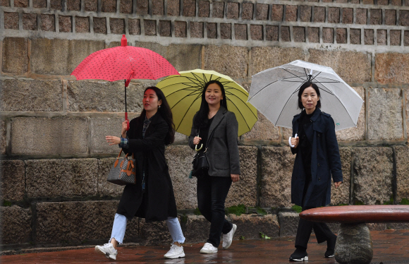 전국 곳곳에 비가 내린 7일 시민들이 우산을 쓰고 서울 중구 정동길을 걷고 있다. 기상청은 이날 내린 가을비로 전국 기온이 뚝 떨어지면서 8일에는 일부 내륙과 산간 지역에서는 얼음이 어는 등 전국 대부분 지역이 평년보다 다소 낮은 기온을 보일 것으로 예보했다. 박윤슬 기자 seul@seoul.co.kr