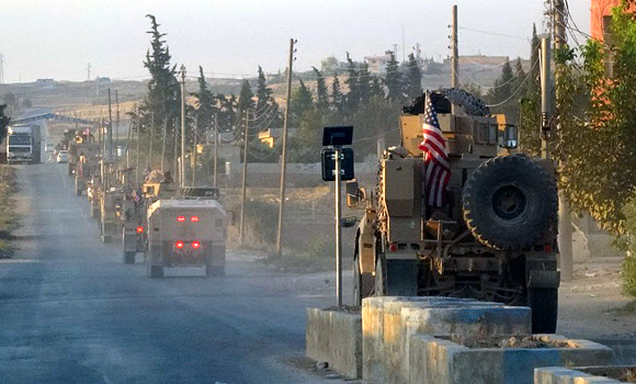 미군 병력을 태운 차량들이 7일 시리아 북동부 주둔지를 떠나 터키와의 접경을 따라 철수하는 장면이 카메라에 잡혔다. ANHA 제공 AP 연합뉴스 