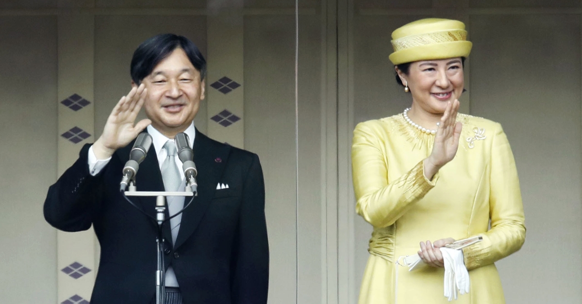 사진은 나루히토(왼쪽) 일왕과 마사코 왕비가 지난 5월 4일 왕궁(황거)에서 열린 일반 국민들의 축하를 받는 자리(일반참하)에서 손을 흔들고 있는 모습. 2019.5.4 연합뉴스