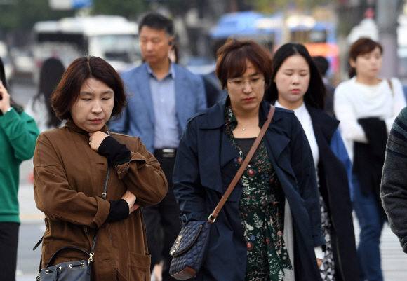 절기상 한로인 8일 서울 청계천에서 외투를 입은 시민들이 출근을 하고 있다. 2019. 10. 8 정연호 기자 tpgod@seoul.co.kr