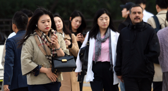 절기상 한로인 8일 서울 청계천에서 외투를 입은 시민들이 출근을 하고 있다. 2019. 10. 8 정연호 기자 tpgod@seoul.co.kr