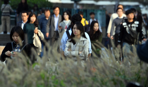 절기상 한로인 8일 서울 청계천에서 외투를 입은 시민들이 출근을 하고 있다. 2019. 10. 8 정연호 기자 tpgod@seoul.co.kr